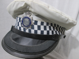 British bobby helmet and cap Inspector, Engelse politie helm, Cambridgeshire Constabulary met politiepet van een inspecteur zelfde district.