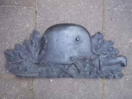 Bronzen herinnerings plaquette Duitse M 1916 helm met bajonet en lauwertakken, mooie relief werking, en groot namelijk  55 bij 25 cm. mooie indrukwekkende plaat