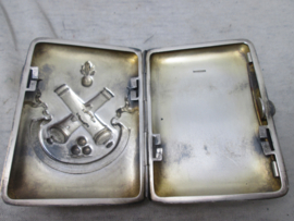Belgium military silverplated cigarette case. Verzilverde sigaretten etui, met militair motief. Belgische vesting artillerie. DIVISION D'  ARTILLERIE DE BRUXELLES.- 1908. gemaakt door WISKEMANN. zeer bijzonder stuk.