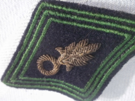 Mouw embleem jaren 50-60 zilverkleurig  geborduurd, met achterop 4 haken om het vast te zetten