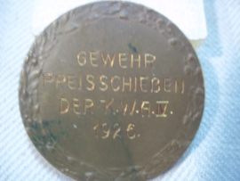 German medal 1926 from the Reichswehr. Duitse schietprijs van de Reichswehr, met opschrift en aparte voorstelling, Duitse soldaat met herdershond.