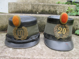 Dutch shako pattern 1912. officer, Nederlandse officiers sjako M1912, wollige binnenkant, geen zijde. compleet met kokarden en stormriem nette doch gedragen staat. TOP stuk nu moeilijk te vinden.