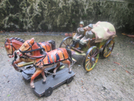 Blikken huifkar met paarden, zeer decoratief camo doek en twee Duitse soldaten gemaakt door Elastolin.