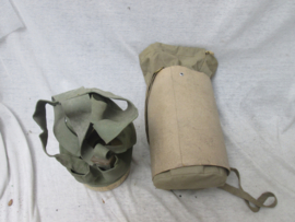 Japanese gasmask civil defence in his original bag, container. Japans gasmasker van de Japanse luchtbescherming. in houder. filter nog met compleet etiket.