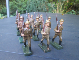 DURSO / BELGIUM 12 Belgium soldiers. 12 Marcherende Belgische soldaten.