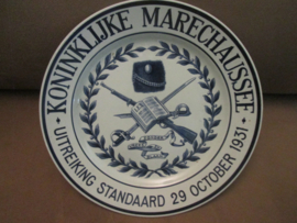 Wandbord Koninklijke marechaussee, uitreiking standaard  29 october 1931, gemaakt in Maastricht bij Societe Ceramique.