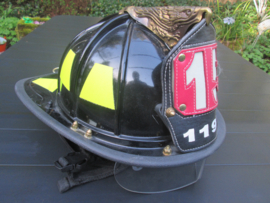 American firefighterhelmet in mint condition. Amerikaanse brandweerhelm in een zeer nette mint staat met gelaatsscherm, en bovenop de adelaar die de helmplaat vast houd. zeer leuk geheel.