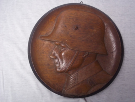 Houten wandbord, handgemaakt, diameter 22cm, een soldaat met Duitse staalhelm 1916, en op zijn epaulet nummer 1. zeer decoratief en professioneel gemaakt. dit zijn vrij moeilijk te vinden items.