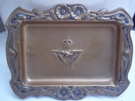 Brass ashtray with RAF badge. Koperen asbak met daarin gedrukt het embleem van de RAF, bijzonder item.