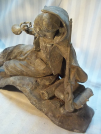 Statue of a Zouave soldier. Oud samak beeld van een Zouaaf met bazuin, mooi gedetailleerd. 32 bij 22 cm. afbeeldingen van zouaven zijn niet dik gezaaid. beeld vertoond ouderdoms plekken, zoals de bazuin. verder zeer mooi gemaakt.