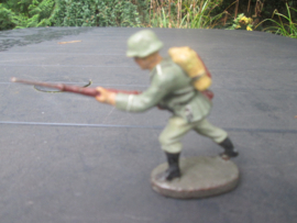 ELASTOLIN German soldier attacking with rifle Duitse soldaat in de aanval.