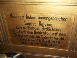 Nice painting oil on wood in a kind of remembrance plaque.Schilderij op paneel wat een onderdeel is vaneen soort graf monument met gipsen lijst en Ijzeren kruis 1914 zeer apart