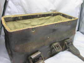 British army heavy tool case nicely marked. Engelse gereedschaps tas, zeer degelijke en zware kwaliteit. met metalen bodem, mooi gemarkeerd.