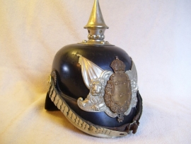 Pickelhaube Sweden in original box, Zweedse pickelhaube manschap, naar Duits voorbeeld. Zweedse Nationale Garde. compleet in opbergdoos speciaal voor pickelhauben. Dit model pickelhaube word in Zweden nog steeds bij officiële gelegenheden gedragen.