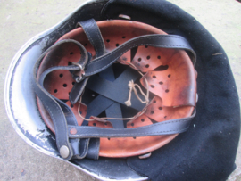 Dutch fire department helmet with front badge. Nederlandse brandweerhelm, naar Duits model fluoriserende verf, met koperen embleem, zoals ze gedragen werden door het Maastrichter Brandweerkorps in de jaren 50-60.