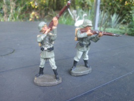 ELASTOLIN 2 shooting german soldiers. 2 schietende Duitse soldaten. leuke figuren