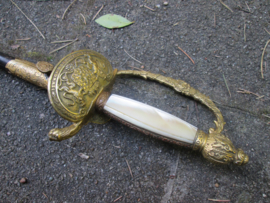 Dutch sword. Nederlands staten degen, voor bestuursleden zoals burgemeesters en leden Staten-Generaal, met het Je Maintendrai logo, vuurverguld met etsing, parlemoeren handvat. decoratief stuk.