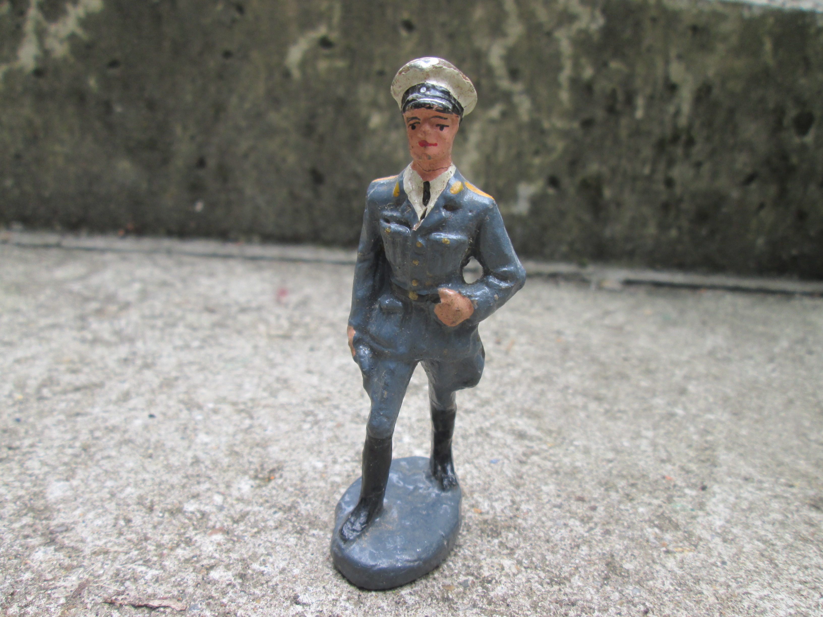 LISANTO German officer of the Luftwaffe in summer uniform. Duitse Luftwaffe officier in uitgaans uniform, goede staat