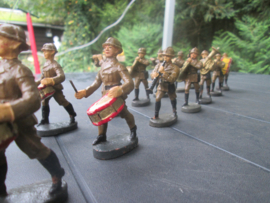 ELASTOLIN Belgium drumband 18 soldiers with officer and flag bearer. 18 koppige drumband Belgisch leger zeer bijzonder in goede staat