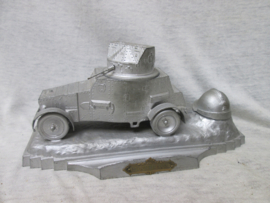 Inkset, with French armoured car and helmet, first worldwar. Inktstel, met Franse panserwagen en typische helm, (welke los zit). glazen inktpotje is ook weg. zeer decoratief en een stuk zeldzamer dan degene met de WO1  tank.