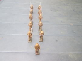 LINEOL 11 Belgium soldiers marching, smaler size. 11 marcherende belgische soldaten goede staat kleiner model.