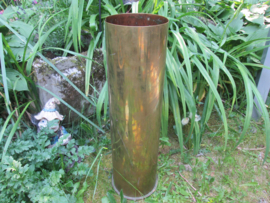 German cartridge Karlsruhe 1917, high 58 cm, diameter 15,5 cm weight is 5,5 kilo. Grote Duitse huls 1917 in deze maat zeer bijzonder