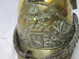 French officers fire helmet from the city of Bayeux.  Franse officiers helm van de brandweer uit Bayeux model 1855 in een nette staat, zonder binnenwerk. mooie frontplaat van het departement bayeux.