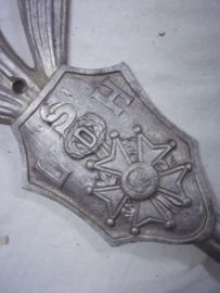 Metal palm branch with the French medal Croix du Guerre. Aluminium palmtak voor graf of monument met de Franse Croix du Guerre