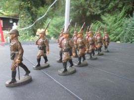 ELASTOLIN 11 Marching belgium soldiers with officer. 11 Marcherende Belgische soldaten met officier, goede staat.