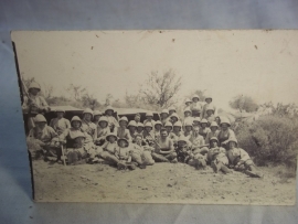 Postkaart foto met groep koloniale soldaten die poseren