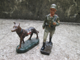 Fabrication belge German sanitater with dog. Duitse hospitaalsoldaat met Rode kruis hond leuk is de rugzak. leuke set.