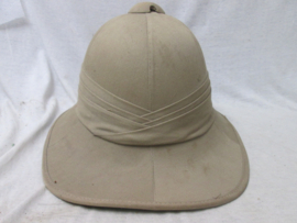 British pith helmet typical army style with silver paper, nicely marked with WD and Broadarrow mark. Engelse tropenhelm in mint staat met WD War Department stempel en de leger pijl /I\. met typisch zilverpapier erin. TOP staat helm.