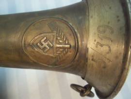 German bugle Labour Party, nicely marked. Duits signaalhoorn, bazuin van de Arbeitsdienst met embleem en regimentsnummer 5/319, werkend, zeer decoratief