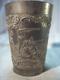 German pewter shooting price. Duits tinnen beker, met militaire afbeeldingen.