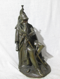 Statue of a French Napoleontic soldier after they have lost the Battle of Waterloo, signed Jean Francois- Theodore Gechter 1842 Bronzen beeld Franse kurassier 35 cm, 7 kilo TOP zeldzaam beeld.