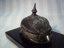 Miniature German Pickelhaube. Miniatuur pickelhaube op glazen voet Pruisen verzilverd, met merktekens en maker.
