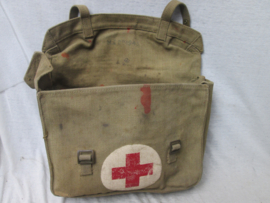 British field dressing pack with Red Cross marking. pach is nicely dated. Engelse webbing tas met Rode Kruis symbool, nette staat mooi gedateerd.