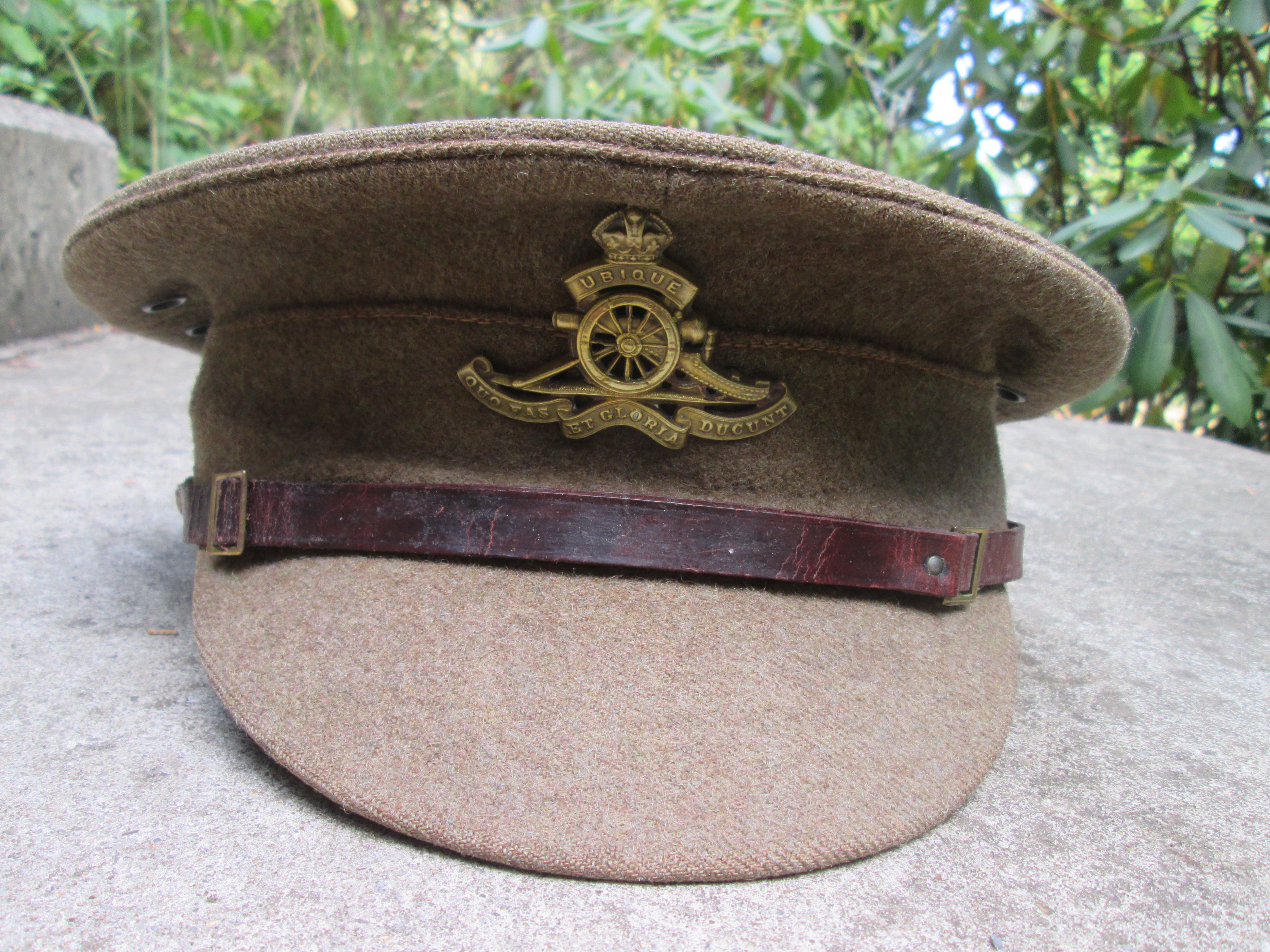 British cap with artillery badge. Engelse manschappen pet met artillerie embleem War Department gemarkeerd.