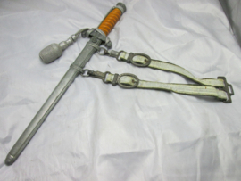German Army dagger. Duitse Wehrmacht ponjaard, sierdolk, met gehäng en troddel, mooi compleet maker is W.K.C.- Solingen, mooi met de oranje grip.
