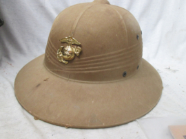 USMC pith helmet nicely marked, with USMC  badge. USMC tropenhelm 1942 op naam zeer nette staat