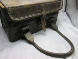 British army heavy tool case nicely marked. Engelse gereedschaps tas, zeer degelijke en zware kwaliteit. met metalen bodem, mooi gemarkeerd.