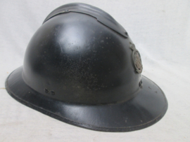 Belgium helmet M- 1933, civil defence without liner. Belgische helm zwart geverfd, model 1933 met het embleem zonder leren binnenwerk van de civiele bescherming. laatste model.