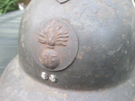 French helmet M1926. Franse helmet casque Adrianne M1926 met origineel 2e model infanterie helm embleem. gebruikt doch nette staat.