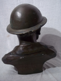 Statue of a British soldier with steelhelmet. signed G.CARLI - 1920-1949. Beeld van een Engelse soldaat met helm, gips, gebronsd, afmeting 30 x 25 x 20 cm. geicht 2,5 kilogram. Zeer net beeld.