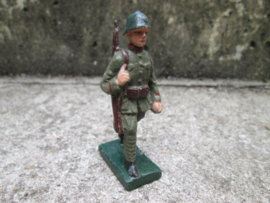 DURSO Dutch soldier marching. Nederlandse marinier die marcheert, goede staat.
