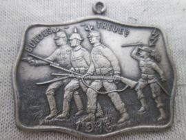 Austrian sporting medal 1915. Oostenrijkse sport medaille. Italie, die het bondgenoodschap verliet hier afgebeeld met een dolk stekend in de rug van de drie andere landen, zeldzaam stuk BUNDESTREUE - 1915.