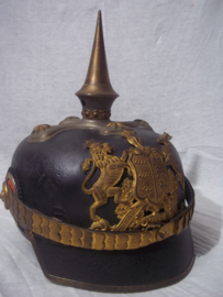 German officers spike helmet Würtemberg. war manufactering in case. Duitse pickelhaube officier deelstaat Würtemberg, oorlogsaanmaak, vuurverguld, grote maat met opbergkoffer. nooit aan gerommeld zo gevonden, TOP stuk.