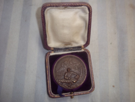 French medal in case. Franse penning in doosje 5cm doorsnede. UNION DES ANCIENS COMBATTANTS DE LA  PREFECTURE DE POLICE. Uitgereikt in 1934, medaille is op naam