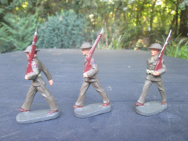 ELASTOLIN 3 marching british soldiers. 3 Marcherende Engelse soldaten mint conditie.