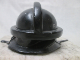 Miniatuur Duitse metalen vliegerhelm op marmeren voet.